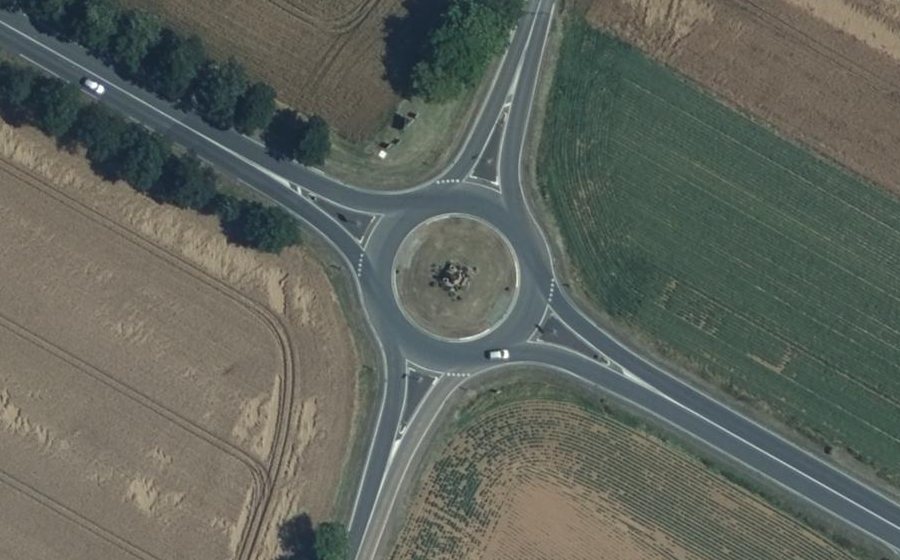 Vue aérienne du Rond-point anonyme n°437256965