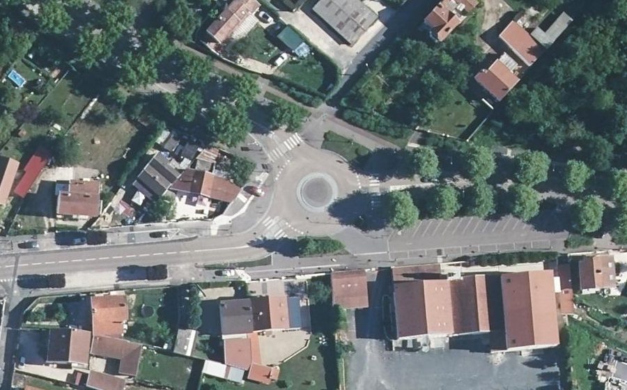 Vue aérienne du Rond-point anonyme n°437269604