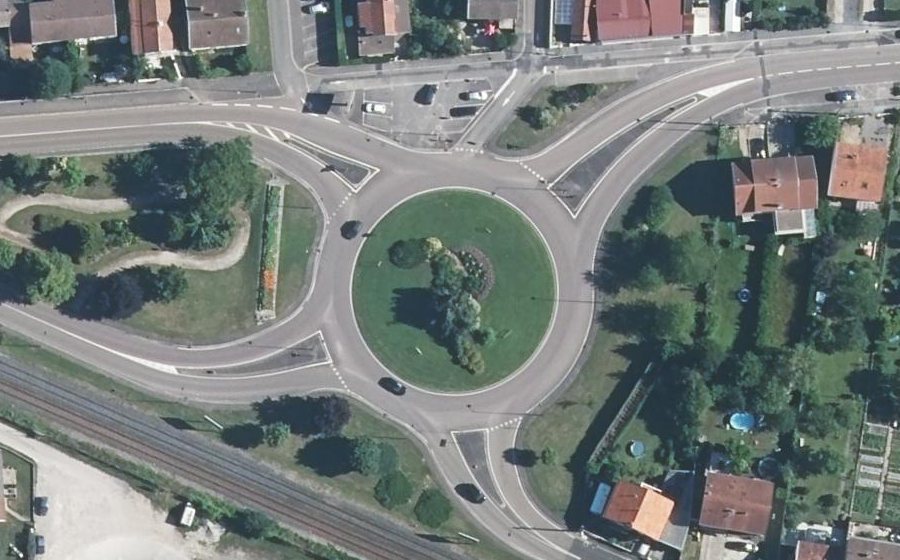 Vue aérienne du Rond-point anonyme n°437273681
