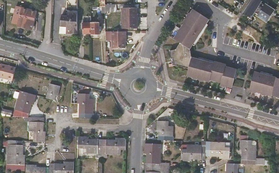 Vue aérienne du Rond-point anonyme n°437313242