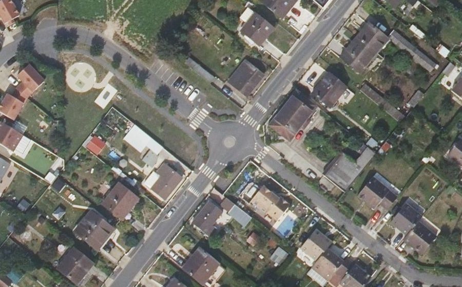 Vue aérienne du Rond-point anonyme n°437318557