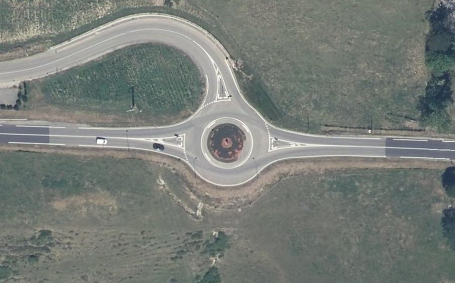 Vue aérienne du Rond-point anonyme n°437406377