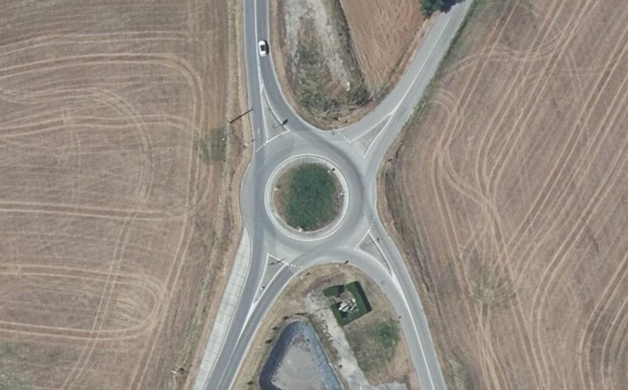 Vue aérienne du Rond-point anonyme n°437469323