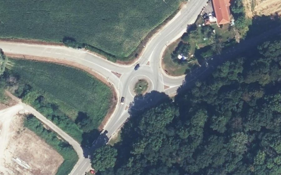 Vue aérienne du Rond-point anonyme n°437469874
