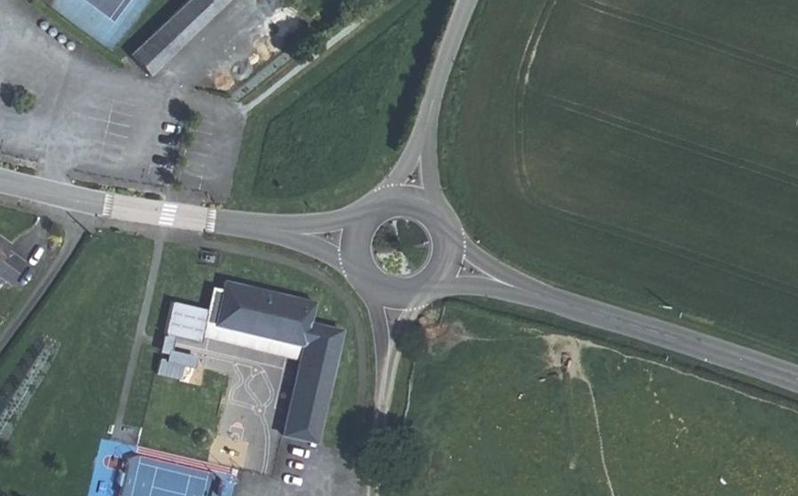 Vue aérienne du Rond-point anonyme n°437553376