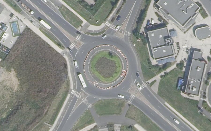 Vue aérienne du Rond-point anonyme n°437565496