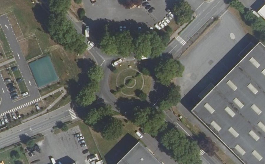 Vue aérienne du Rond-point anonyme n°43767896