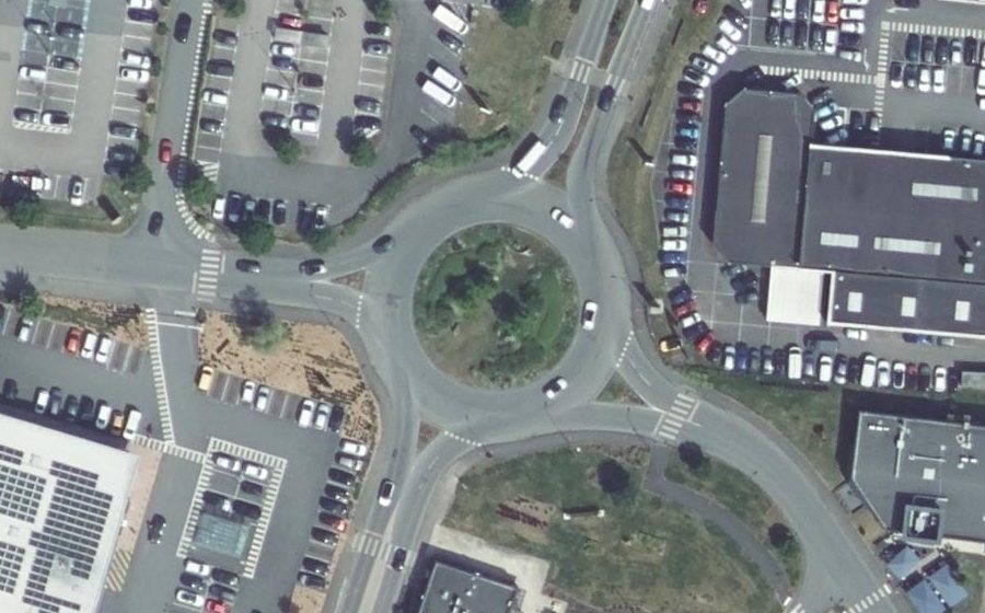 Vue aérienne du Rond-point anonyme n°437749176