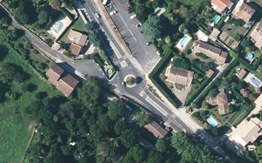 Vue aérienne du Rond-point anonyme n°43781469