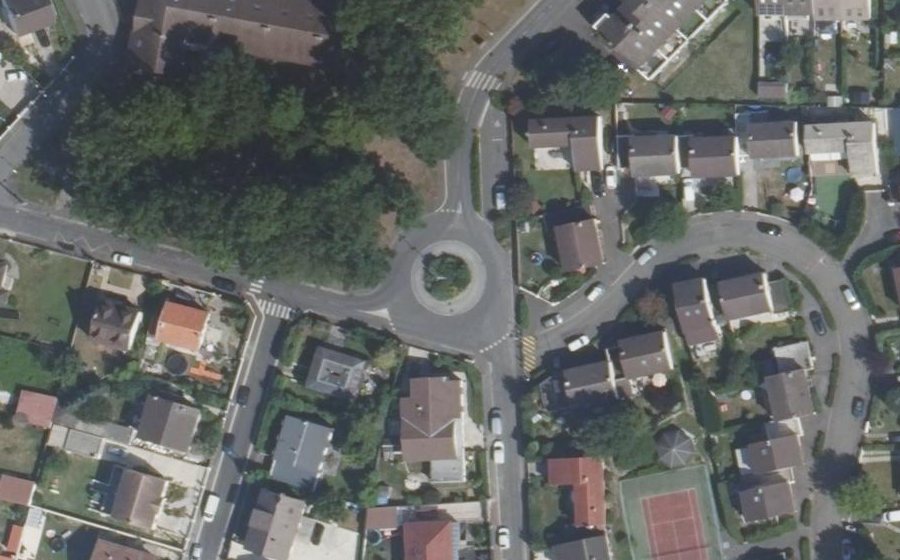 Vue aérienne du Rond-point anonyme n°43797311