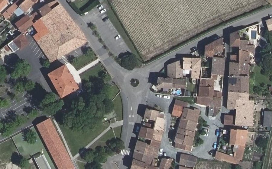 Vue aérienne du Rond-point anonyme n°437980423