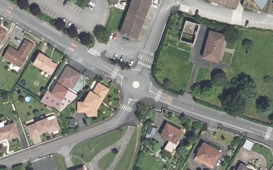 Vue aérienne du Rond-point anonyme n°43798731