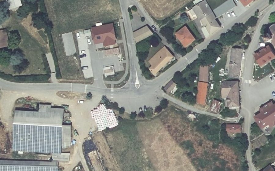 Vue aérienne du Rond-point anonyme n°438042435