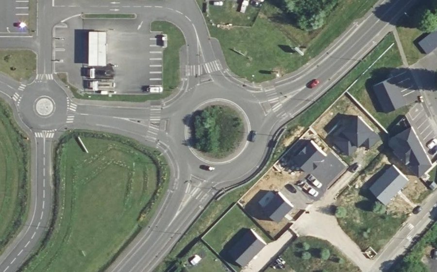 Vue aérienne du Rond-point anonyme n°438131956