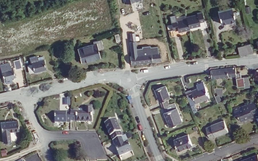 Vue aérienne du Rond-point anonyme n°438156493