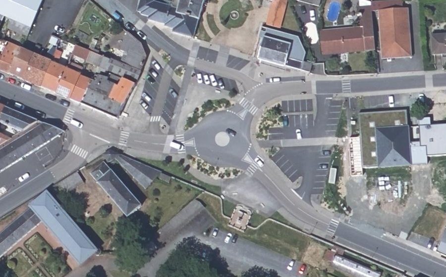 Vue aérienne du Rond-point anonyme n°438295841