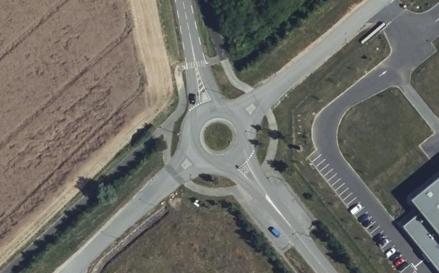 Vue aérienne du Rond-point anonyme n°438297242