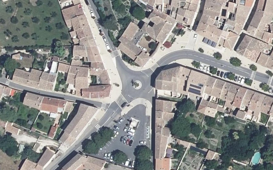 Vue aérienne du Rond-point anonyme n°438318844