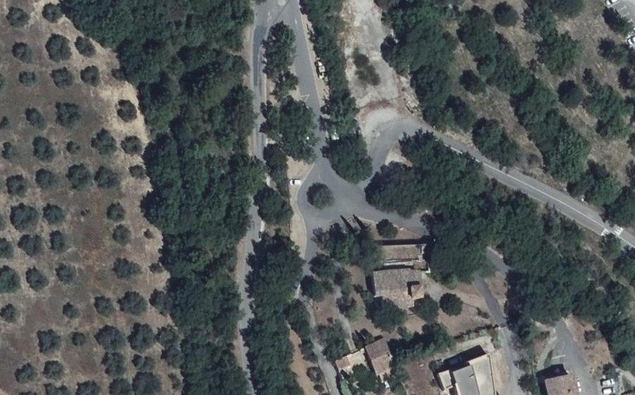 Vue aérienne du Rond-point anonyme n°438333043
