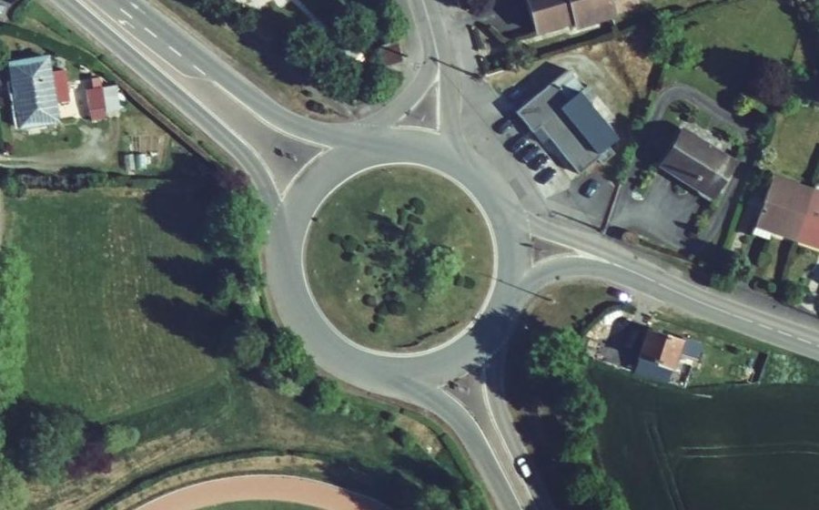 Vue aérienne du Rond-point anonyme n°43833542