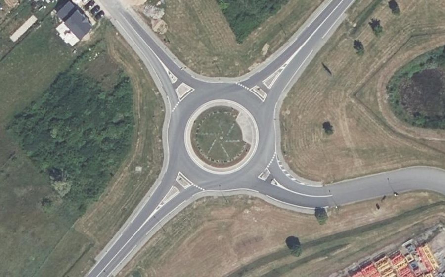 Vue aérienne du Rond-point anonyme n°438343378