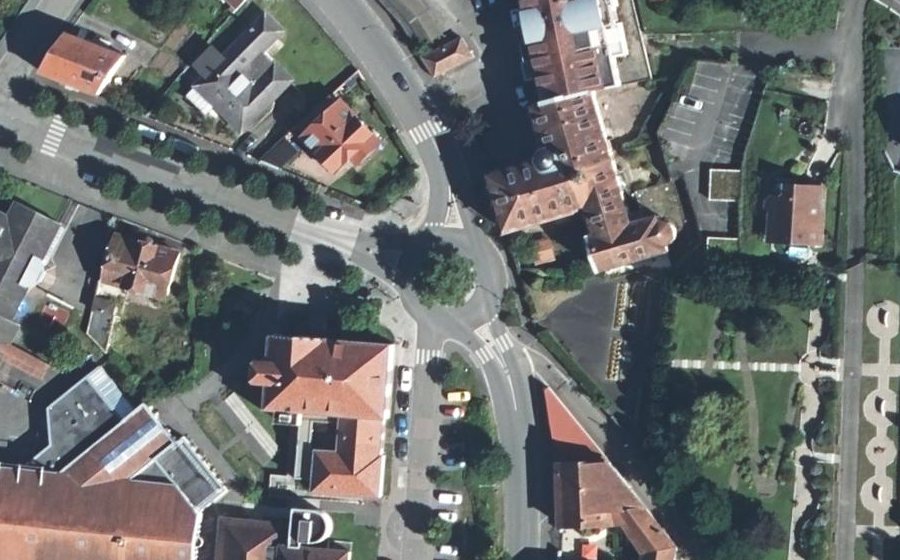 Vue aérienne du Rond-point anonyme n°438401510