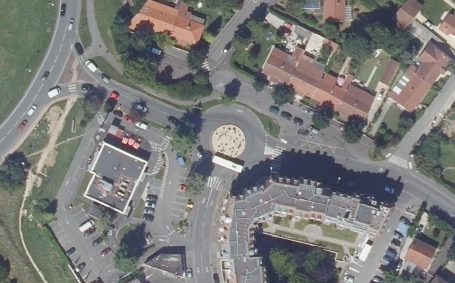 Vue aérienne du Rond-point anonyme n°43847062