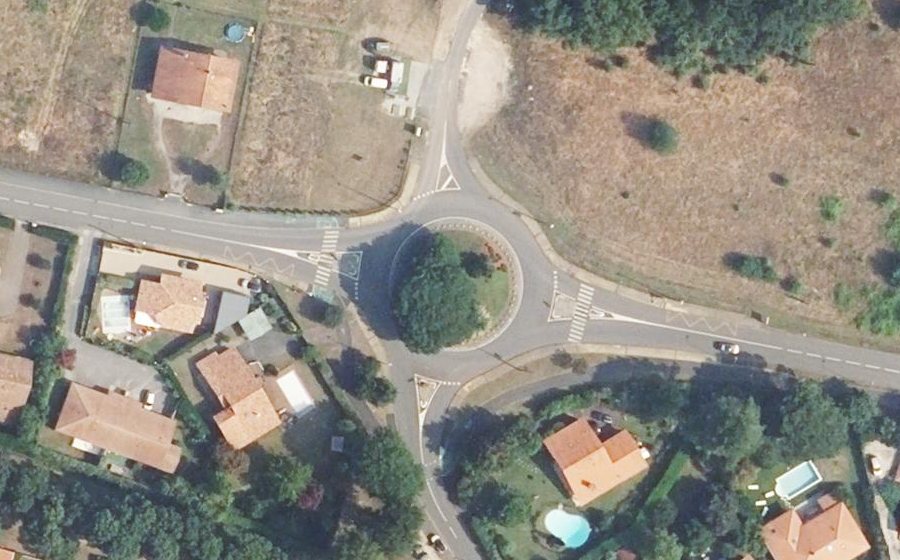 Vue aérienne du Rond-point anonyme n°438477321