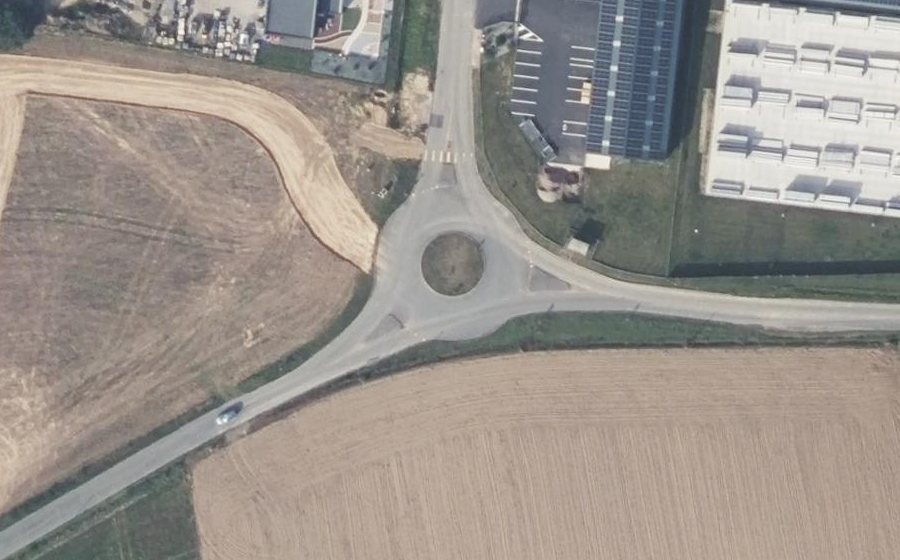 Vue aérienne du Rond-point anonyme n°438541204