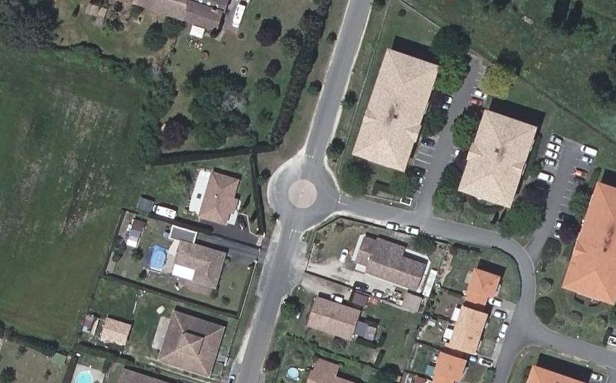 Vue aérienne du Rond-point anonyme n°43866447