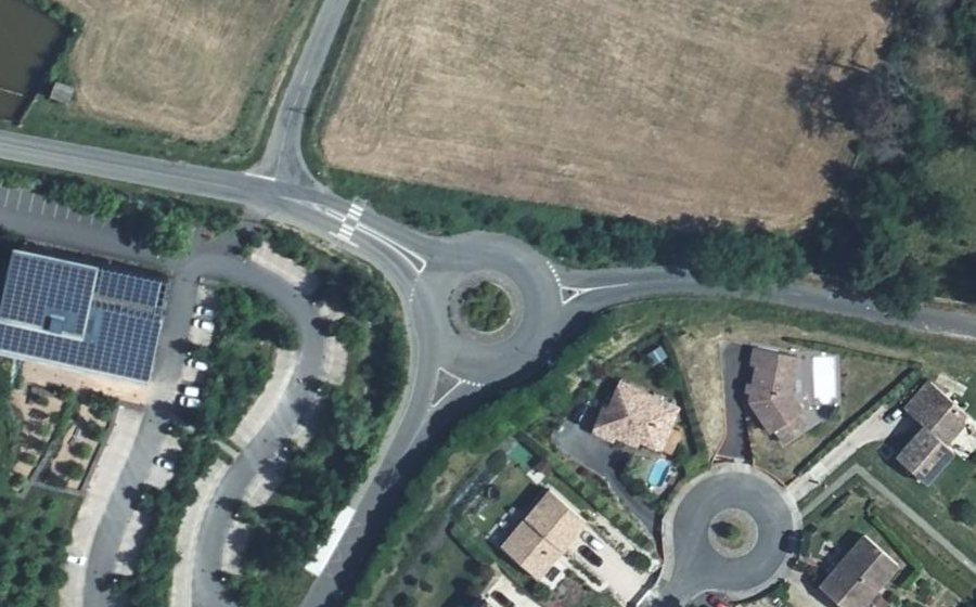 Vue aérienne du Rond-point anonyme n°43870688