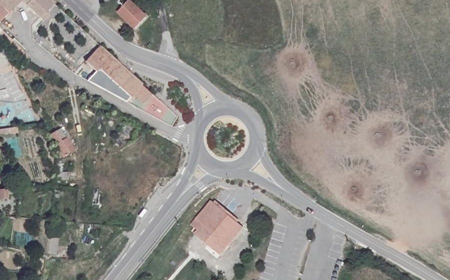 Vue aérienne du Rond-point anonyme n°438843560