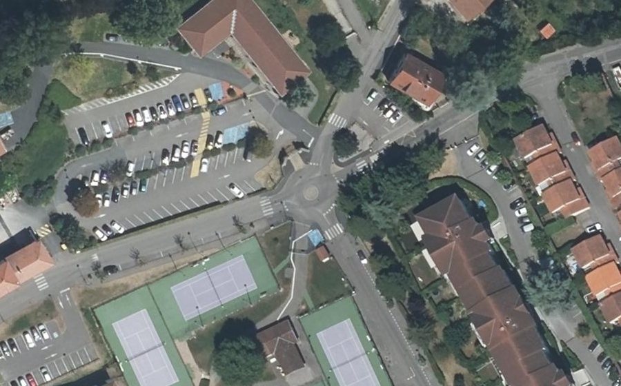 Vue aérienne du Rond-point anonyme n°438844980
