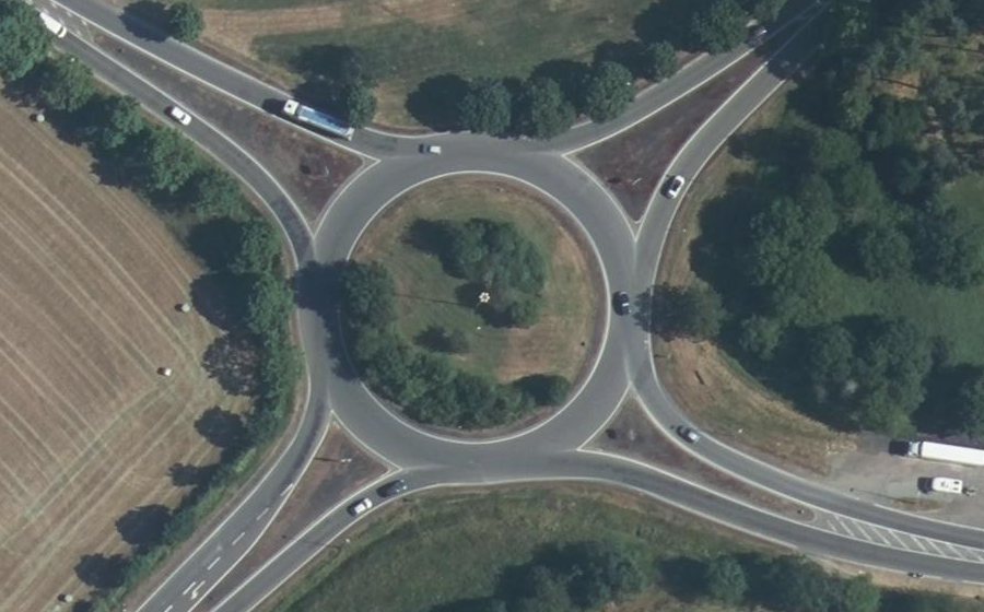 Vue aérienne du Rond-point anonyme n°43889813