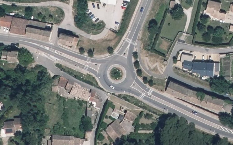Vue aérienne du Rond-point anonyme n°438904611