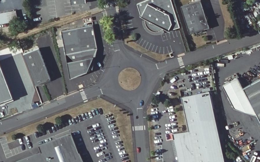 Vue aérienne du Rond-point anonyme n°43907722