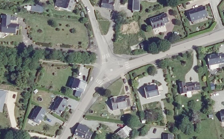Vue aérienne du Rond-point anonyme n°439167028