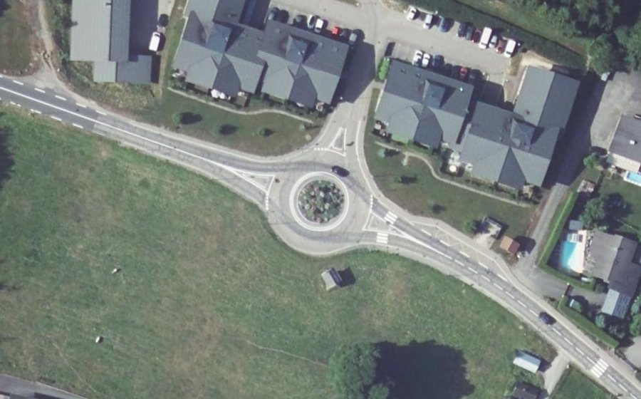 Vue aérienne du Rond-point anonyme n°439497343