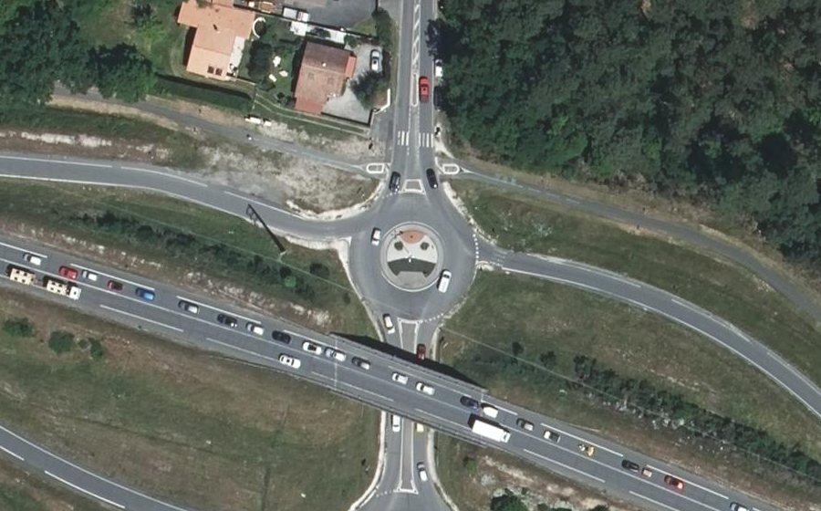 Vue aérienne du Rond-point anonyme n°439703419