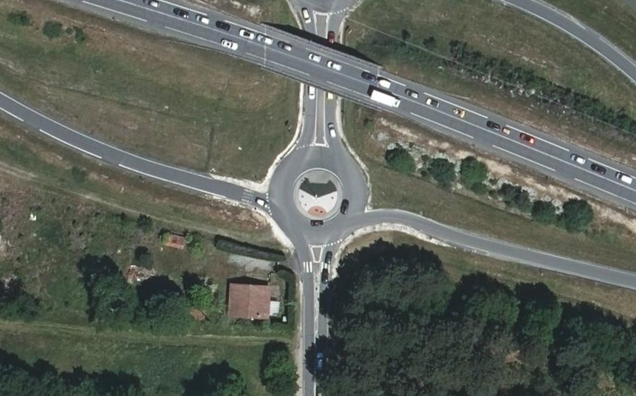 Vue aérienne du Rond-point anonyme n°439703420