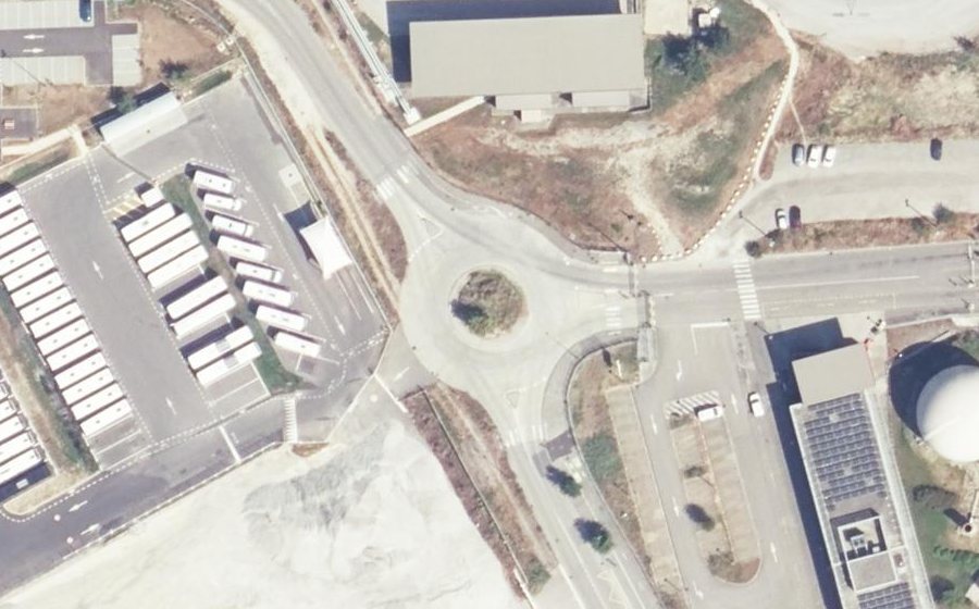 Vue aérienne du Rond-point anonyme n°439792868