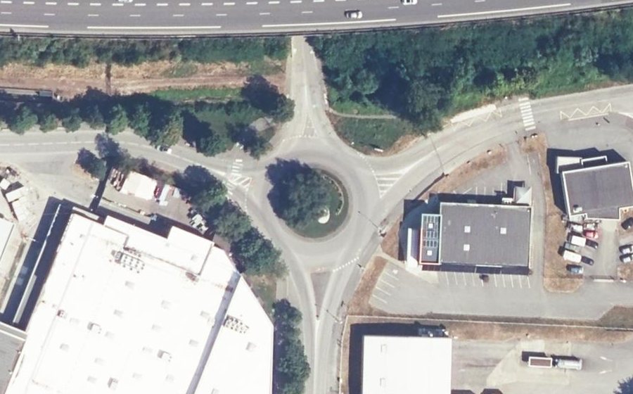Vue aérienne du Rond-point anonyme n°439792888