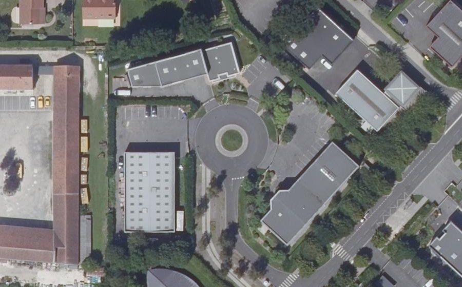 Vue aérienne du Rond-point anonyme n°439814594
