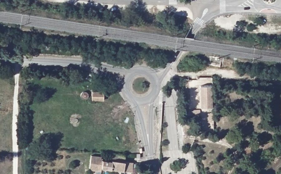 Vue aérienne du Rond-point anonyme n°43981555