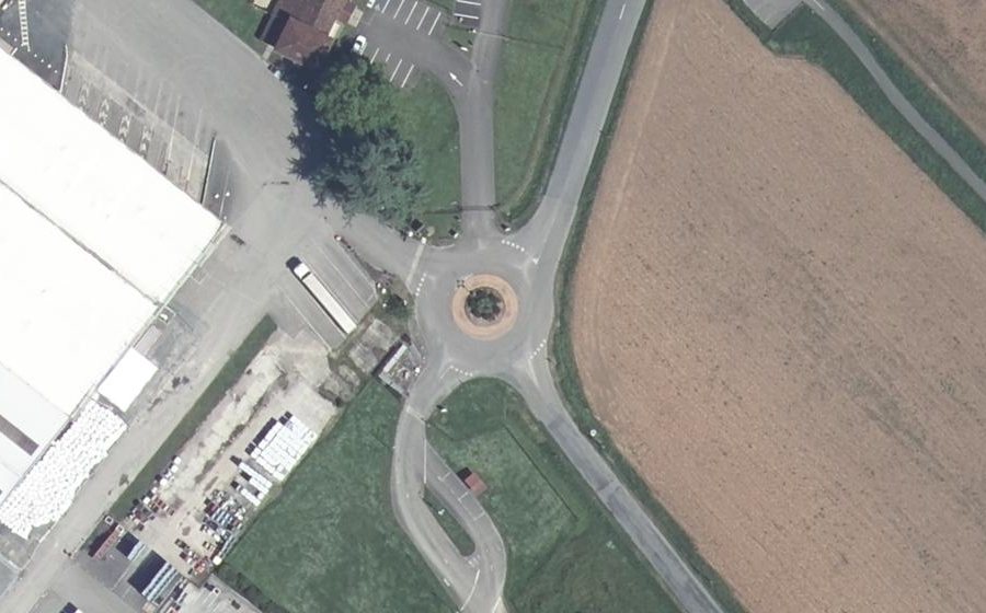Vue aérienne du Rond-point anonyme n°439845226