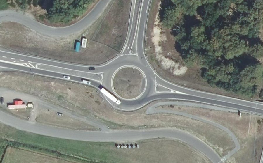 Vue aérienne du Rond-point anonyme n°439854032