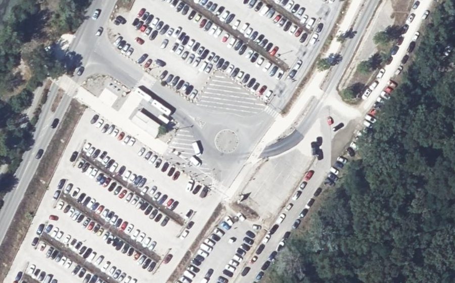 Vue aérienne du Rond-point anonyme n°439866148