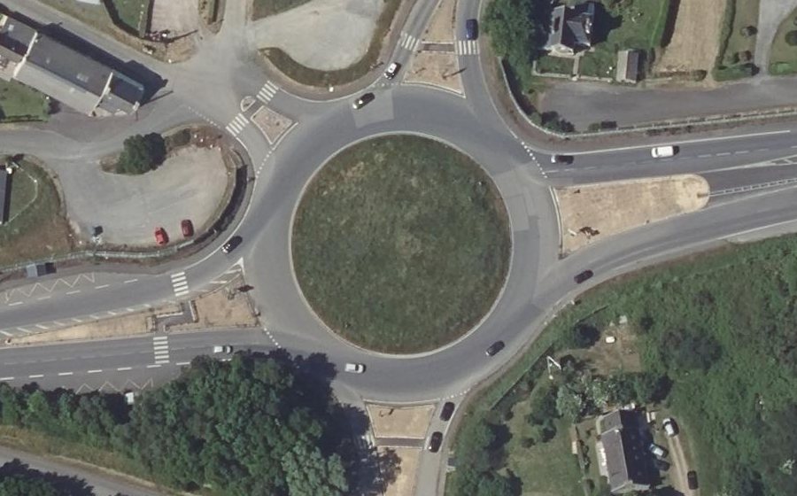 Vue aérienne du Rond-point anonyme n°439937502