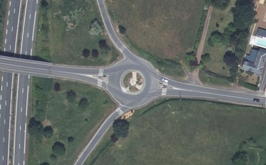 Vue aérienne du Rond-point anonyme n°43999278