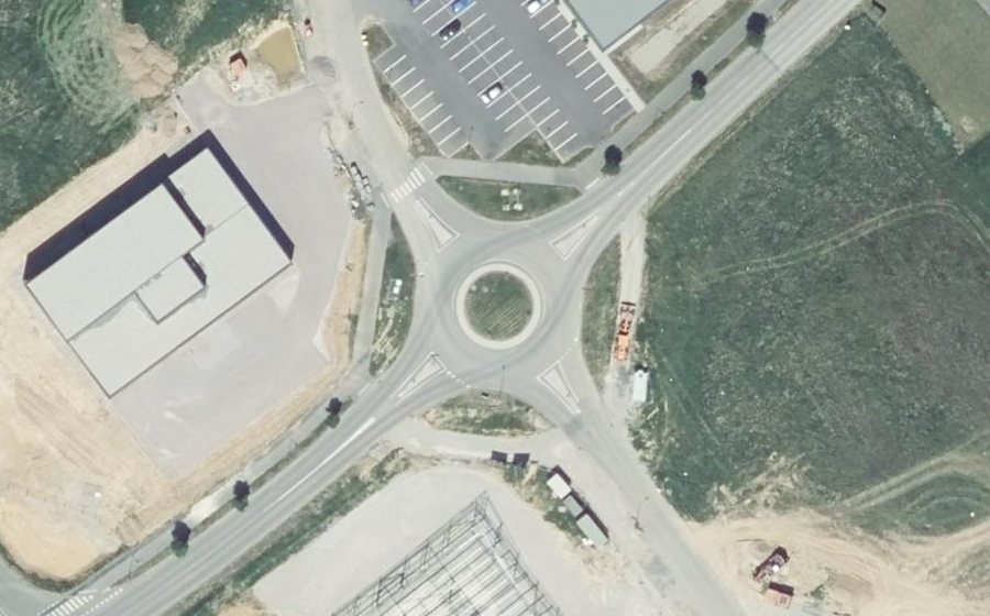 Vue aérienne du Rond-point anonyme n°440331612